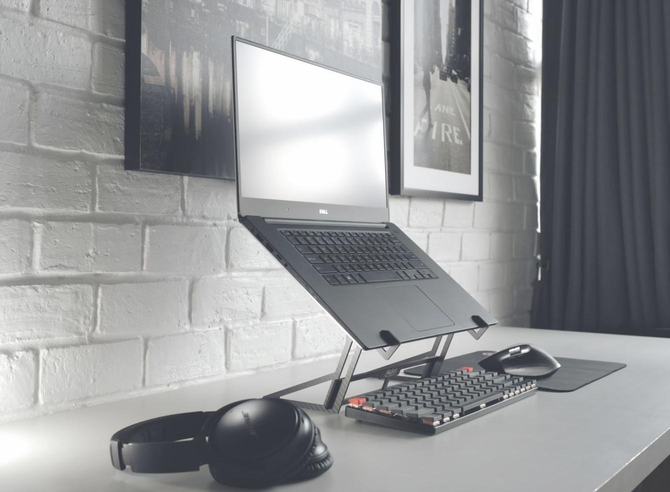 Bureau de travail avec documents budgétaires et ordinateur portable